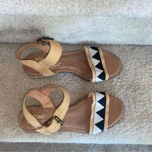 TOMS Camilla Tan and Black Women's Sandals 6.5
